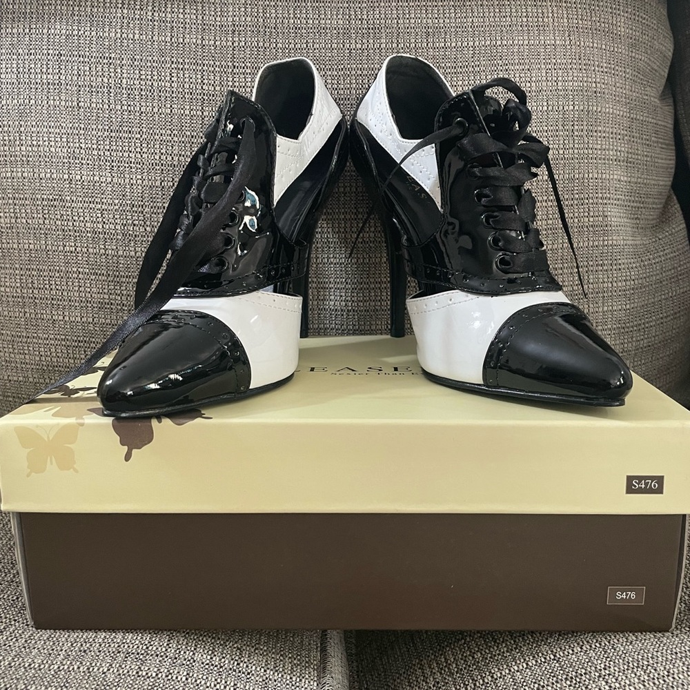 Black and white Oxford pump